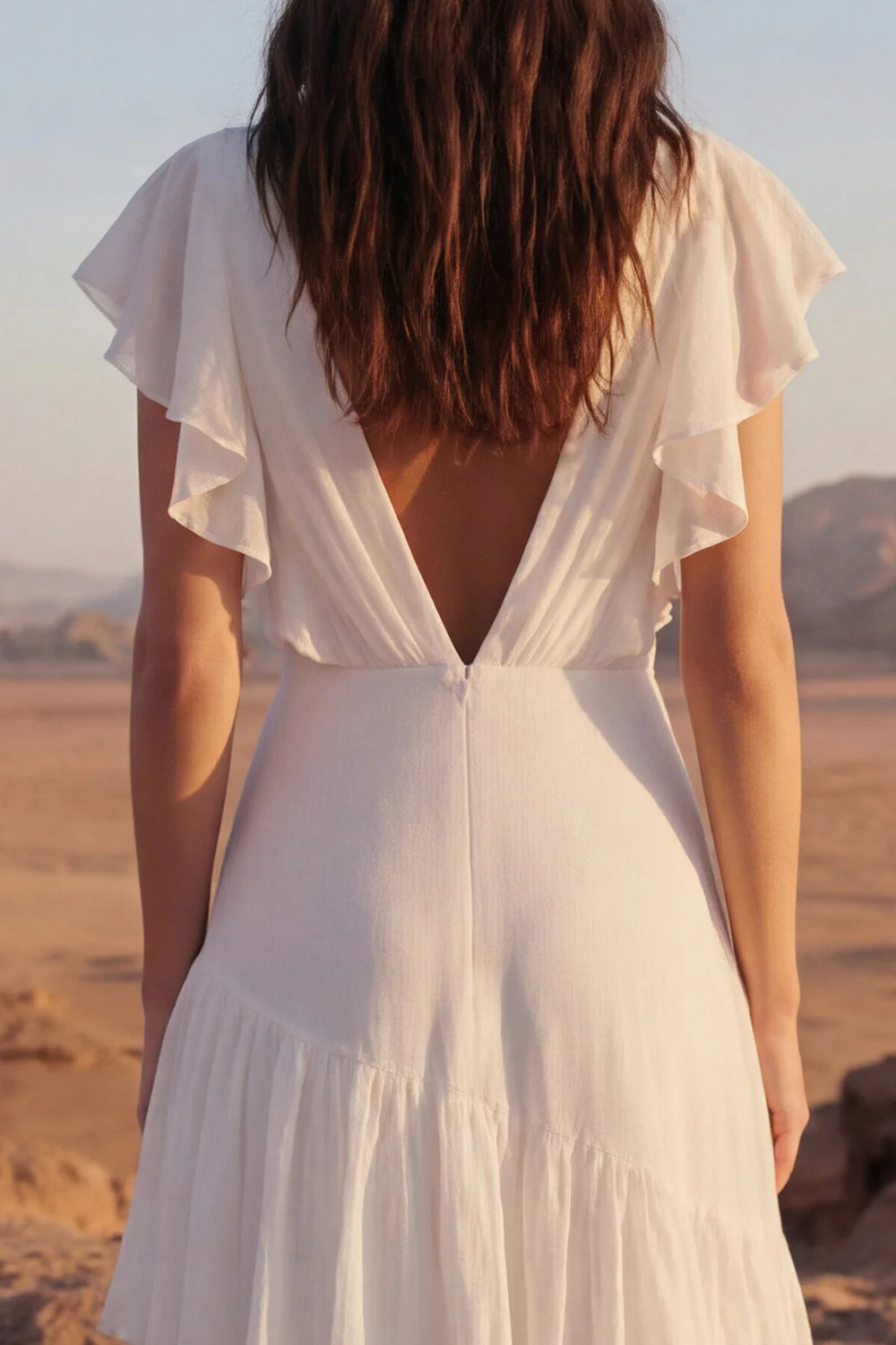 Robe de mariée longue plage à volants en ivoire à col en V - Image 4