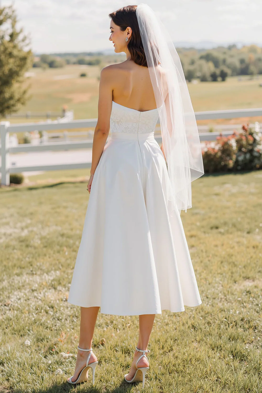 Robe de mariée Midi blanche en dentelle sans bretelles - Image 2