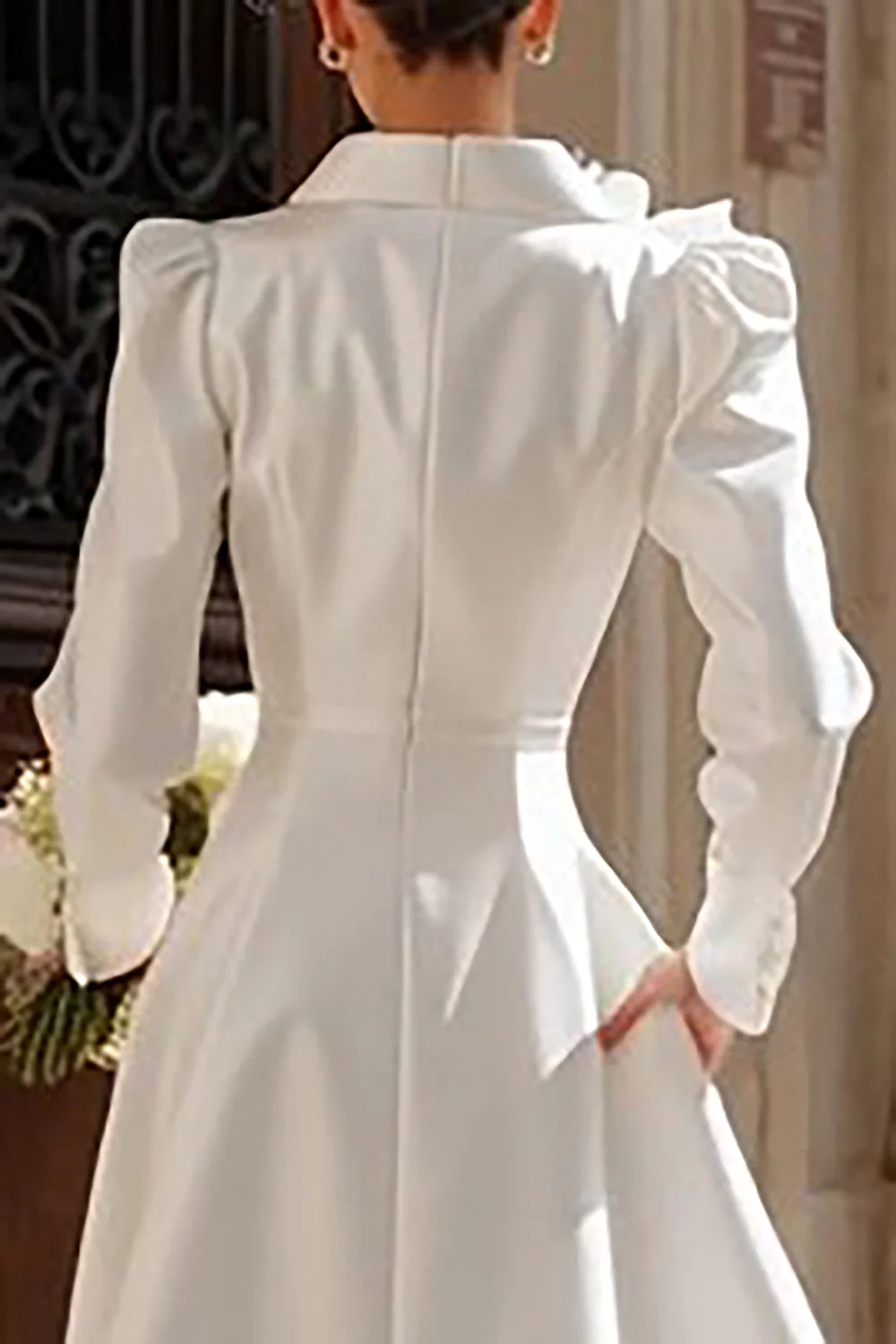 Robe de mariée midi blazer midi en Ivoire à simple boutonnage en châle boutonné - Image 4
