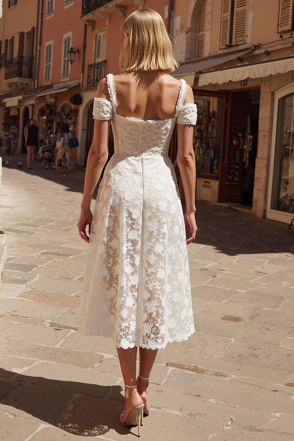 Robe de mariée midi en dentelle trapèze blanche à épaules dénudées - Image 2