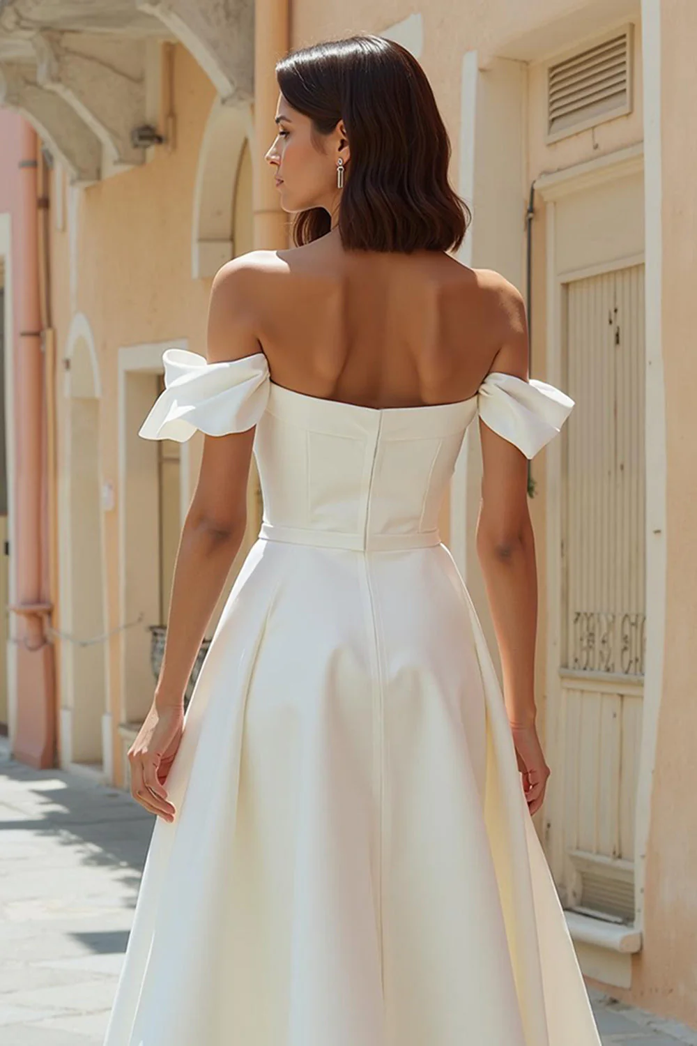 Robe de mariée midi en satin blanc à épaules dénudées - Image 4