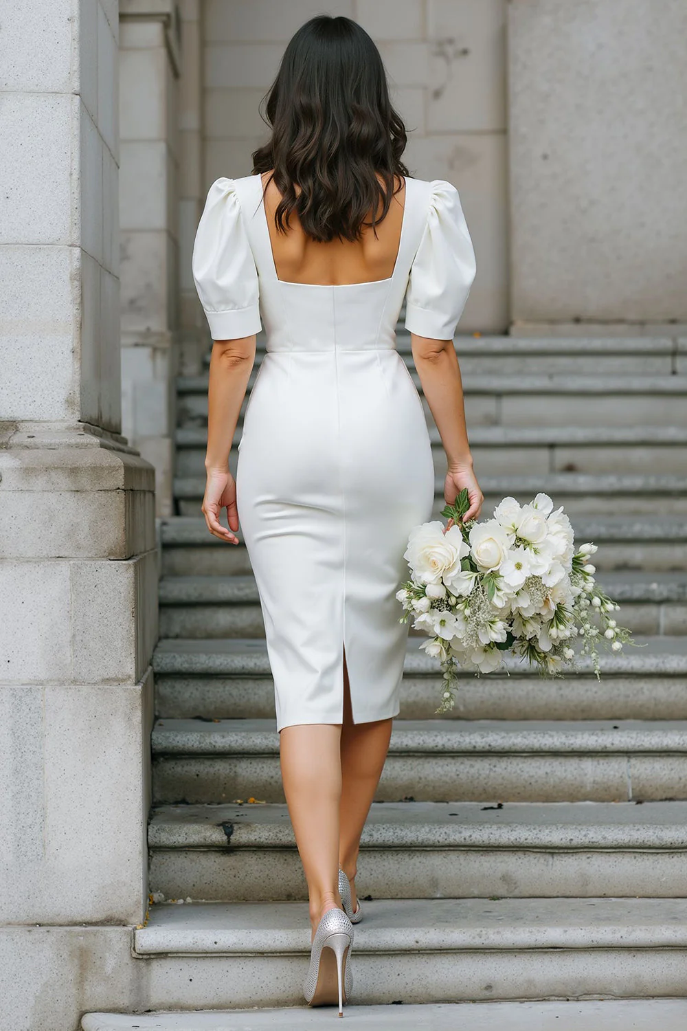 Robe de mariée midi fourreau à col carré blanc - Image 2