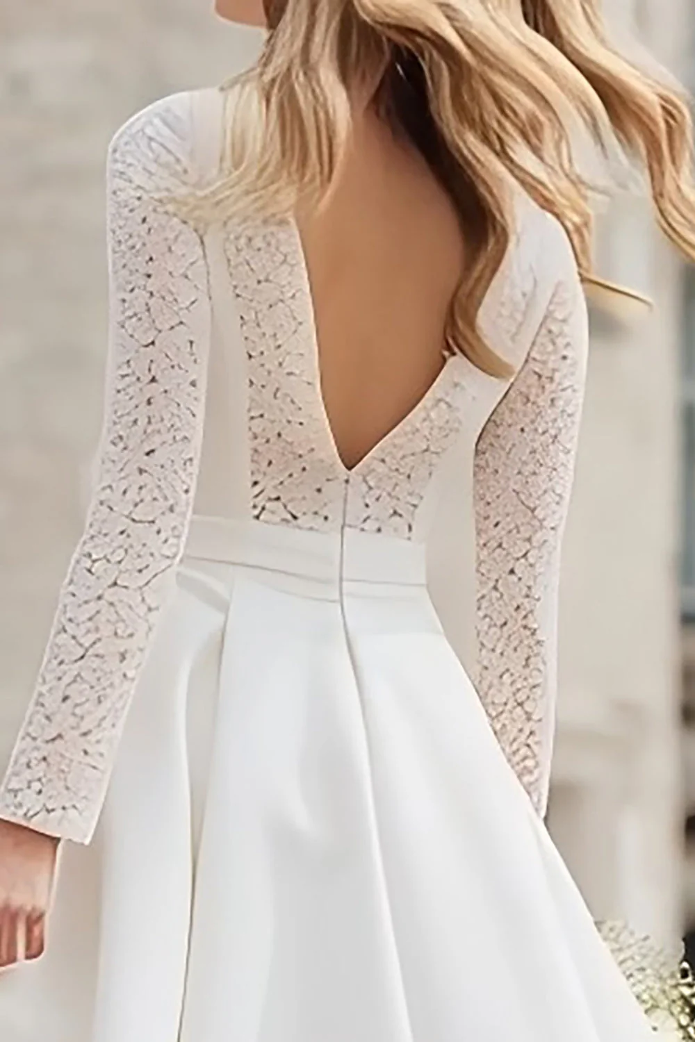 Robe de mariée midi ivoire à manches longues avec dentelle - Image 4