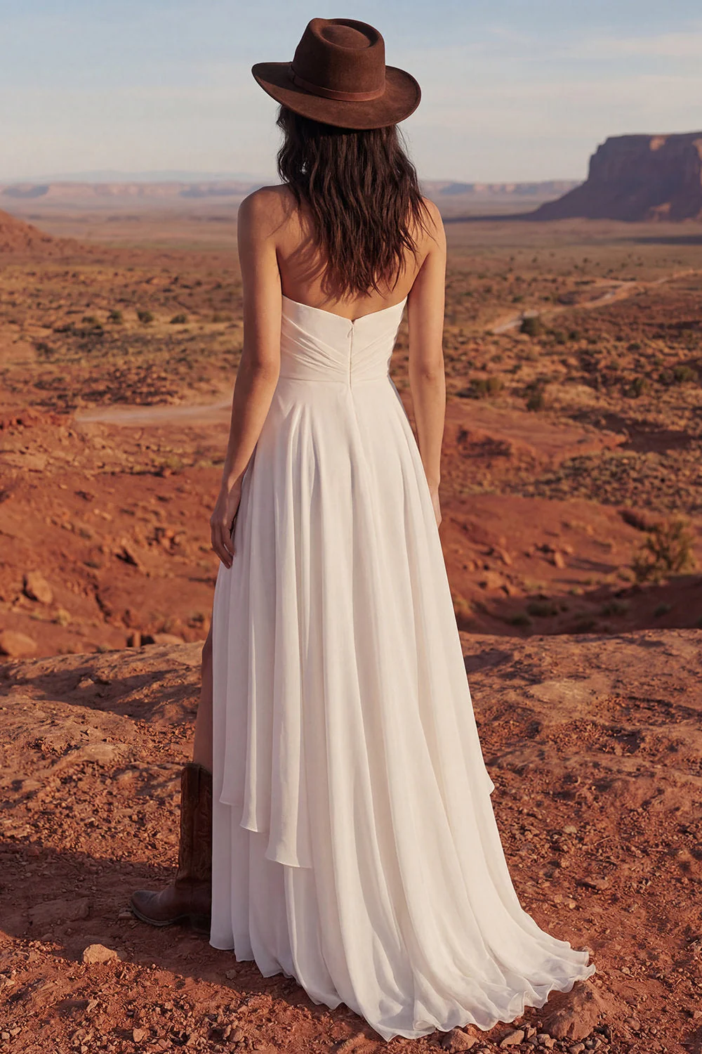 Robe de mariée simple ivoire sans bretelles A Line Long Beach avec fente - Image 2