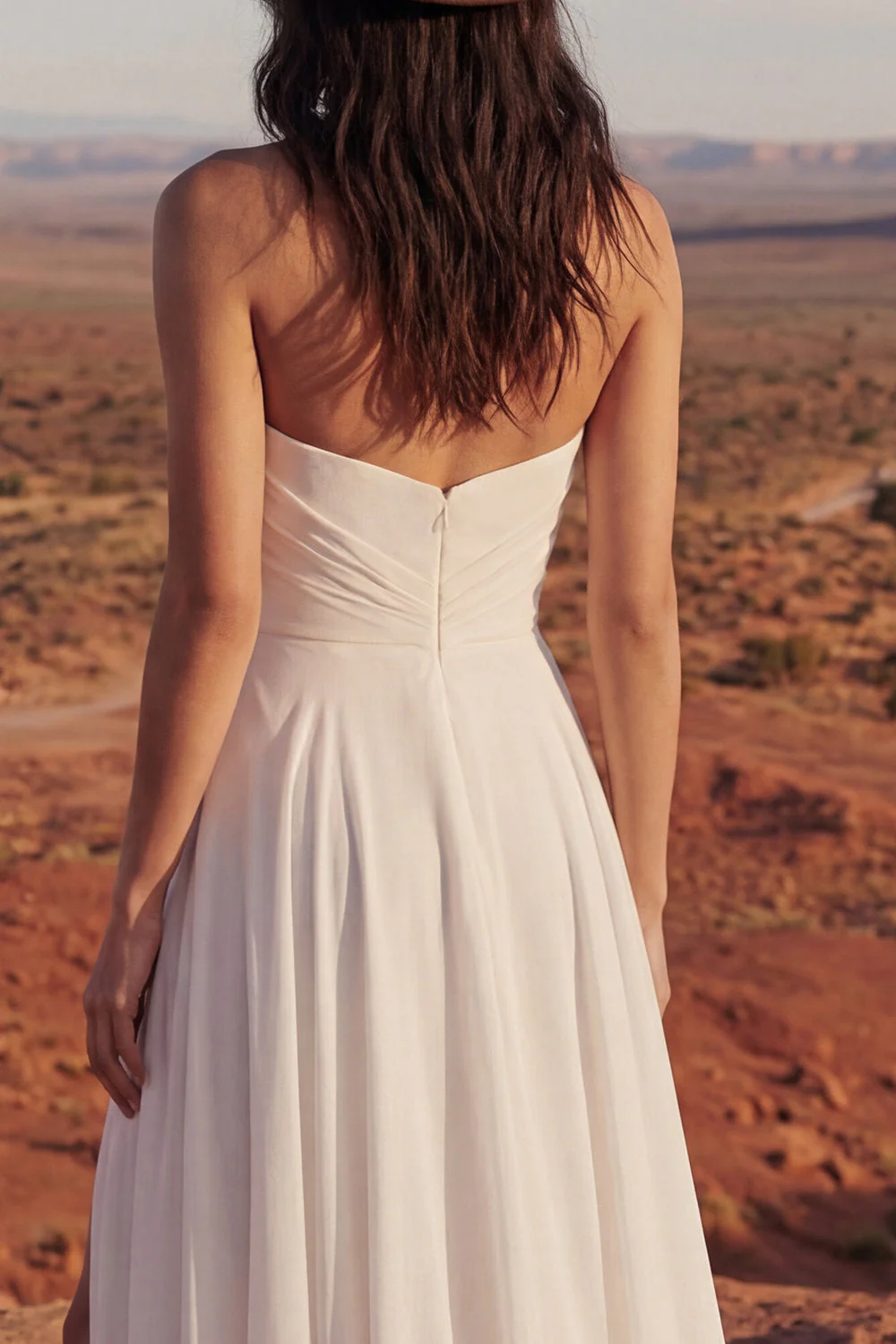 Robe de mariée simple ivoire sans bretelles A Line Long Beach avec fente - Image 4