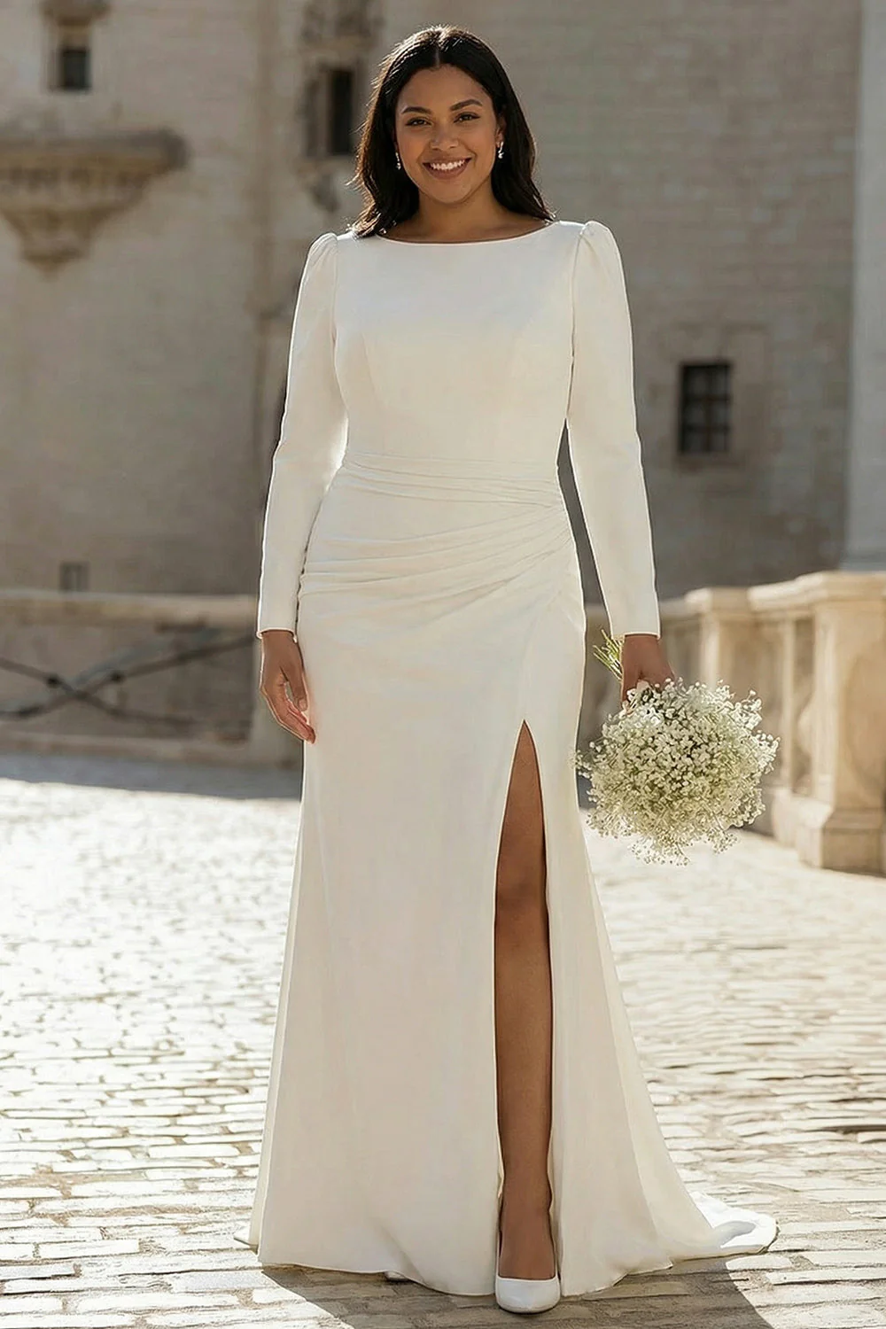 Robe de mariée taille grande taille en satin froncé à col bateau ivoire avec fente