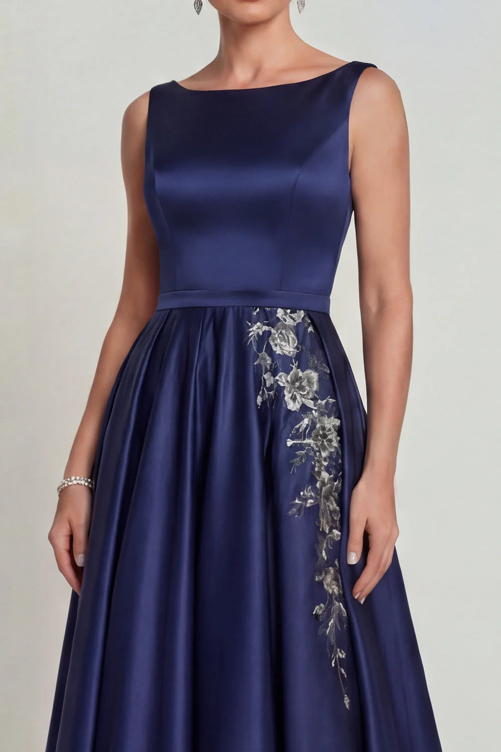 Robe de mère de la mariée à col bateau marine à col bateau en satin A avec des appliques - Image 3
