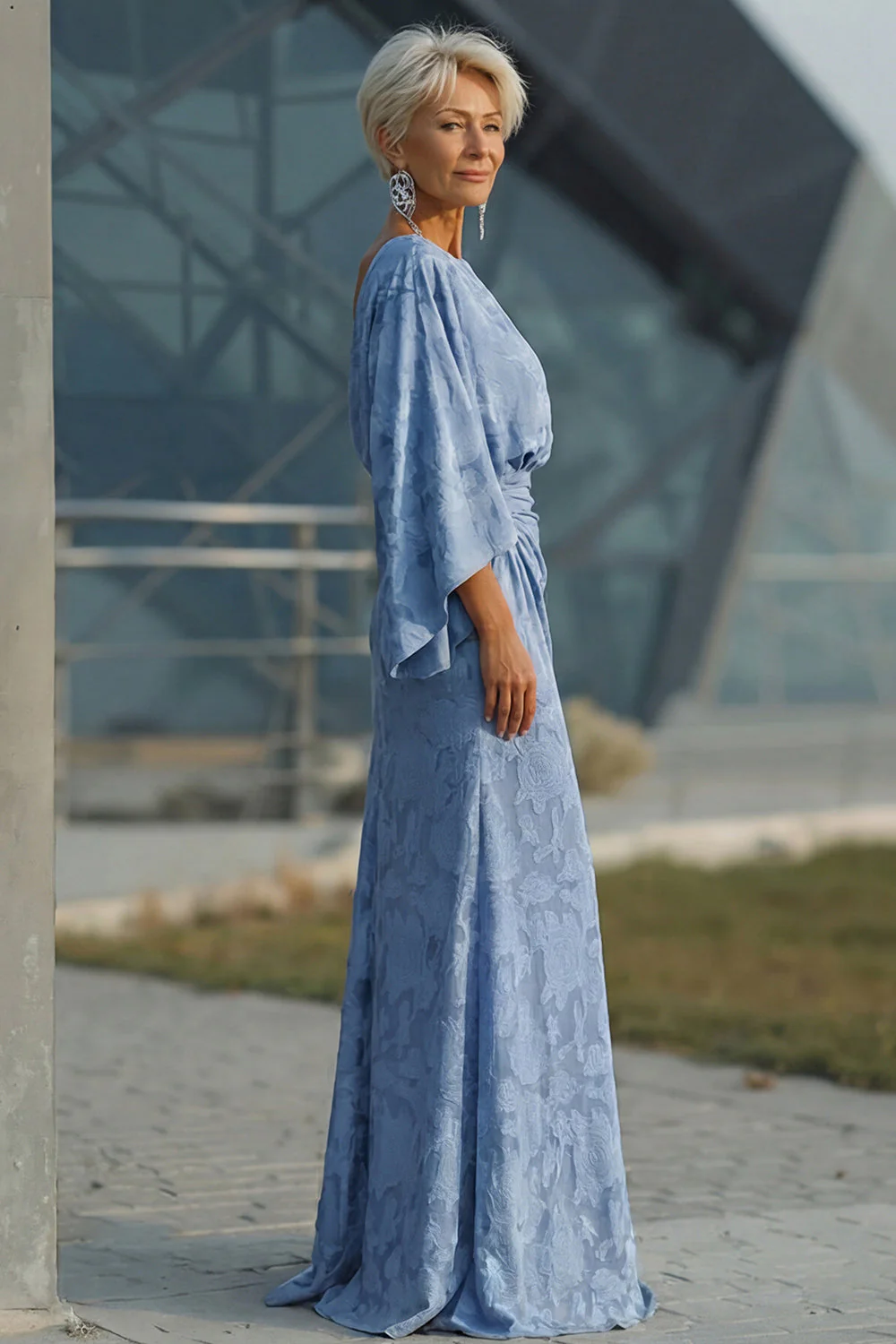 Robe de mère de la mariée à fleurs bleu poussiéreux à fourreau froissé avec manches évasées - Image 3