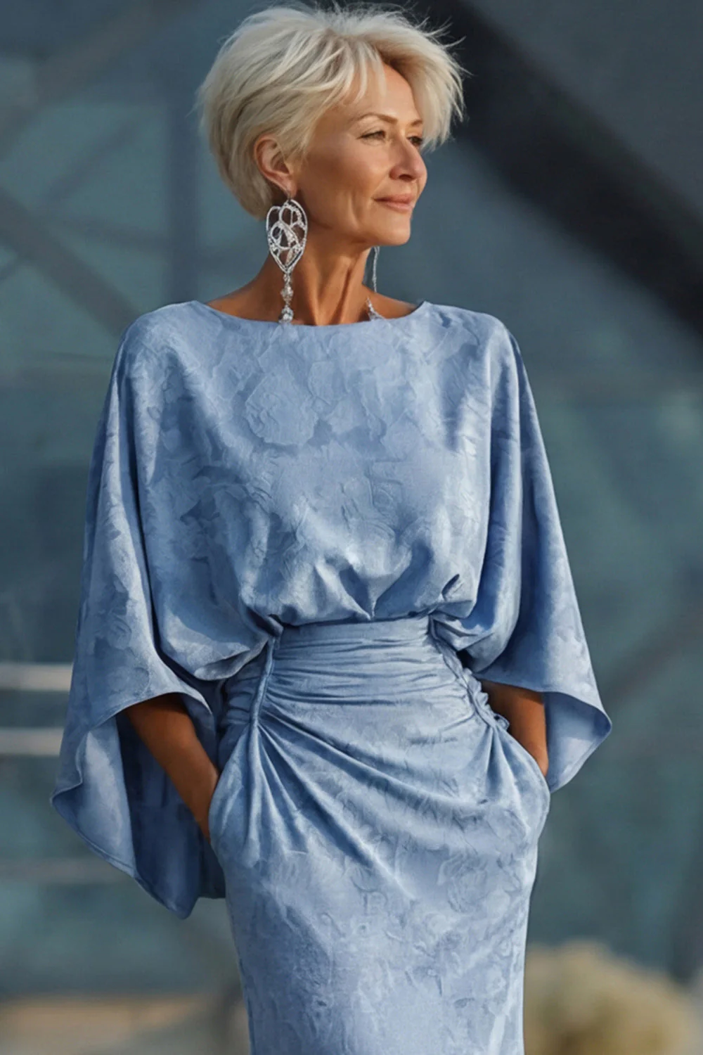 Robe de mère de la mariée à fleurs bleu poussiéreux à fourreau froissé avec manches évasées - Image 4