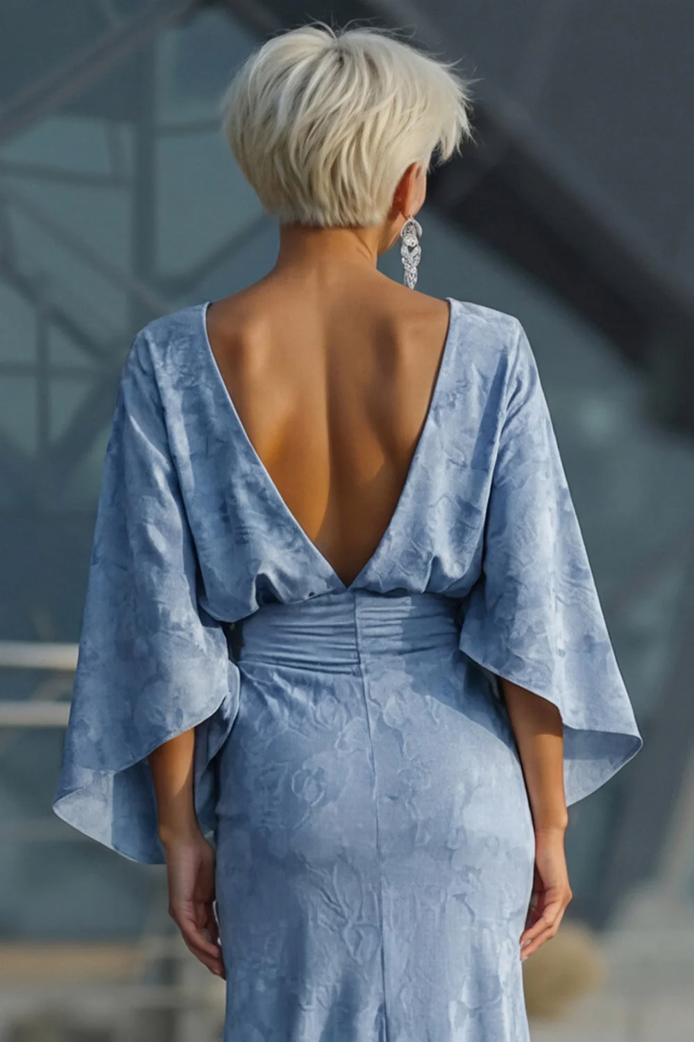 Robe de mère de la mariée à fleurs bleu poussiéreux à fourreau froissé avec manches évasées - Image 5