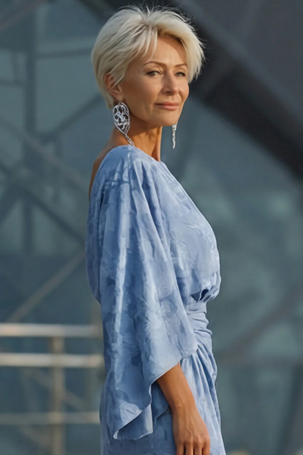 Robe de mère de la mariée à fleurs bleu poussiéreux à fourreau froissé avec manches évasées - Image 6