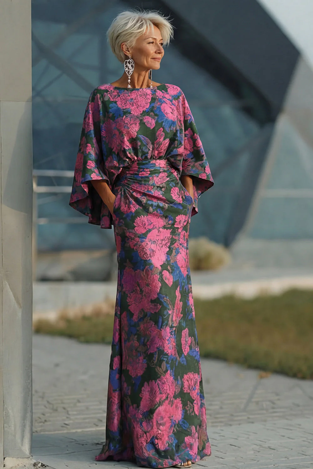 Robe de mère de la mariée à motifs de fleurs fûches fuchsia, fourreau froissé et manches évasées