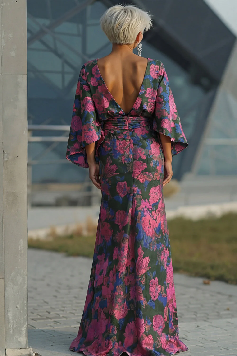 Robe de mère de la mariée à motifs de fleurs fûches fuchsia, fourreau froissé et manches évasées - Image 2