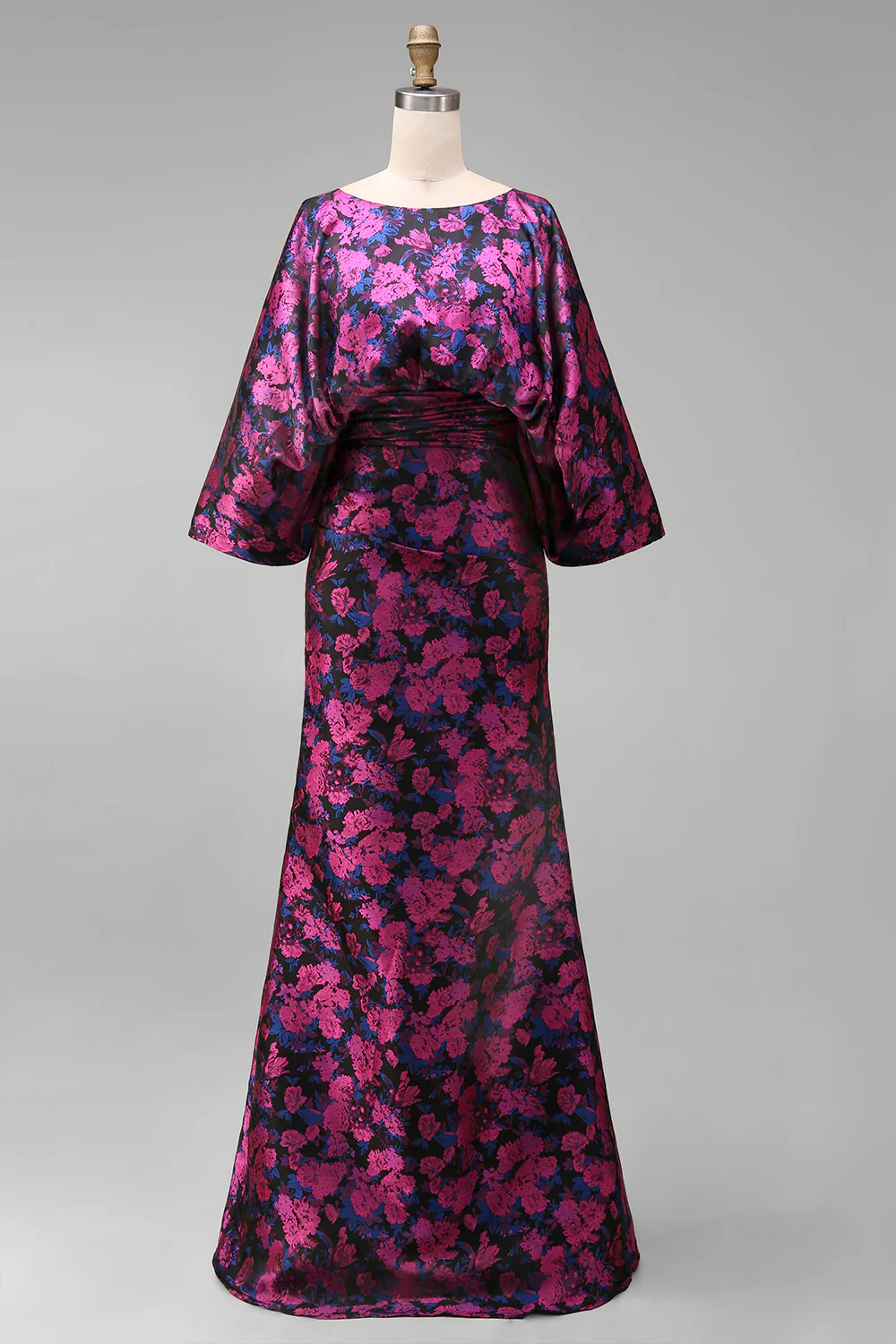 Robe de mère de la mariée à motifs de fleurs fûches fuchsia, fourreau froissé et manches évasées - Image 3