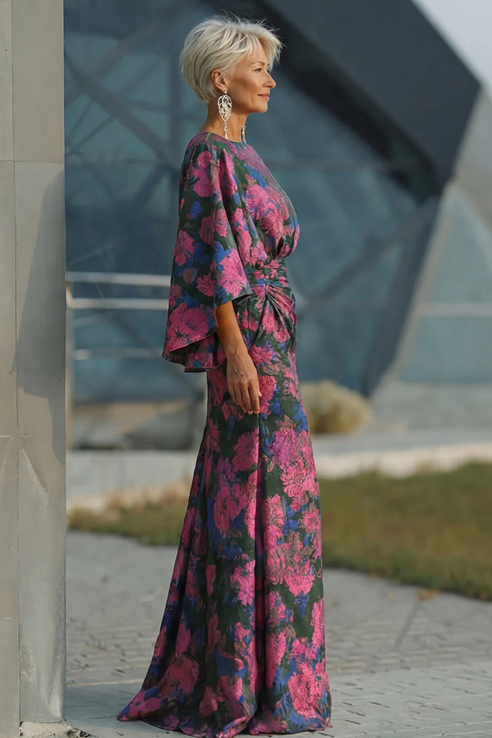 Robe de mère de la mariée à motifs de fleurs fûches fuchsia, fourreau froissé et manches évasées - Image 5