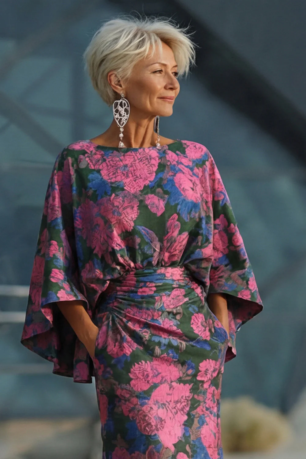 Robe de mère de la mariée à motifs de fleurs fûches fuchsia, fourreau froissé et manches évasées - Image 6