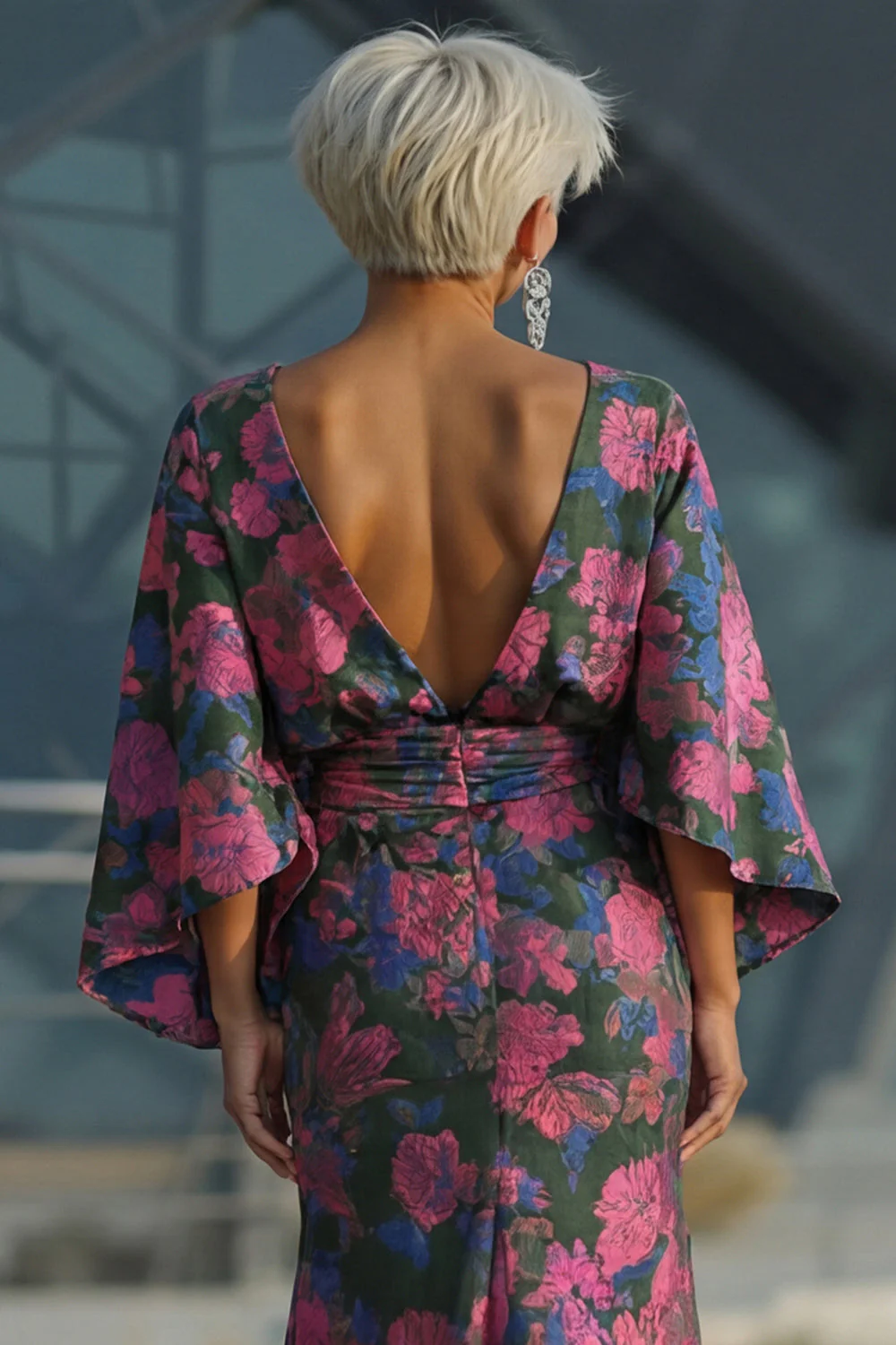 Robe de mère de la mariée à motifs de fleurs fûches fuchsia, fourreau froissé et manches évasées - Image 7
