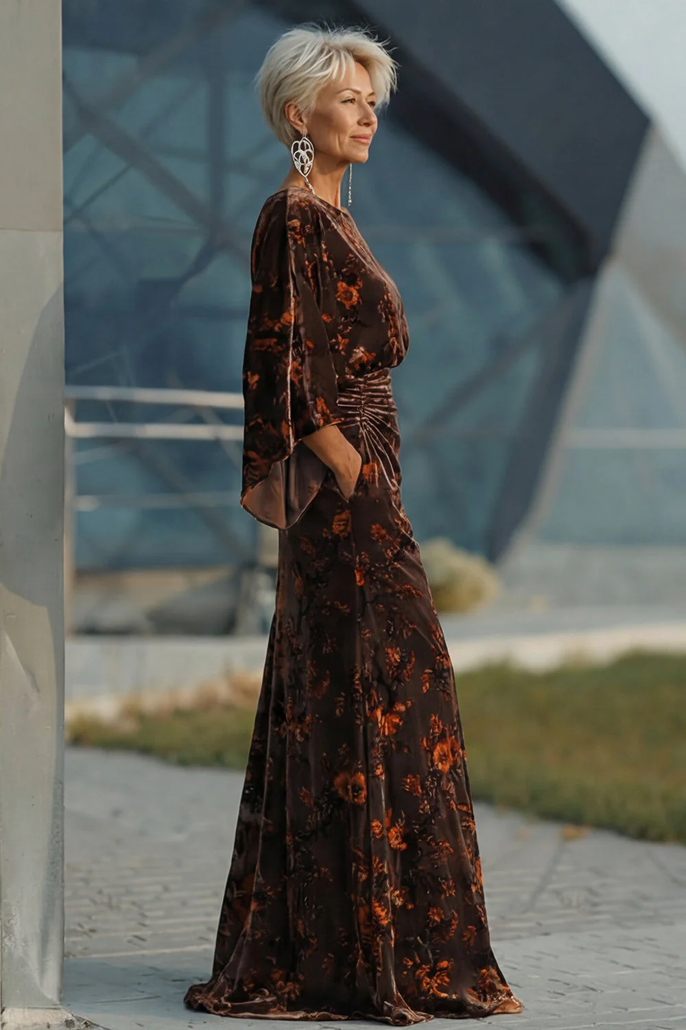 Robe de mère de la mariée à motifs marron à fourreau et manches évasées - Image 3