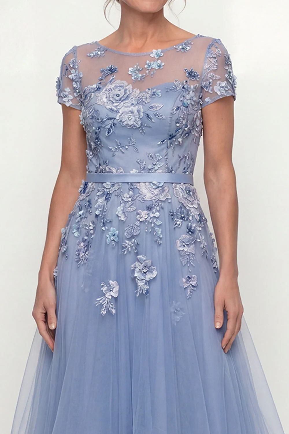 Robe de mère de la mariée brodée en bleu poussiéreux brodée A Line Short Sleeves avec volants - Image 3