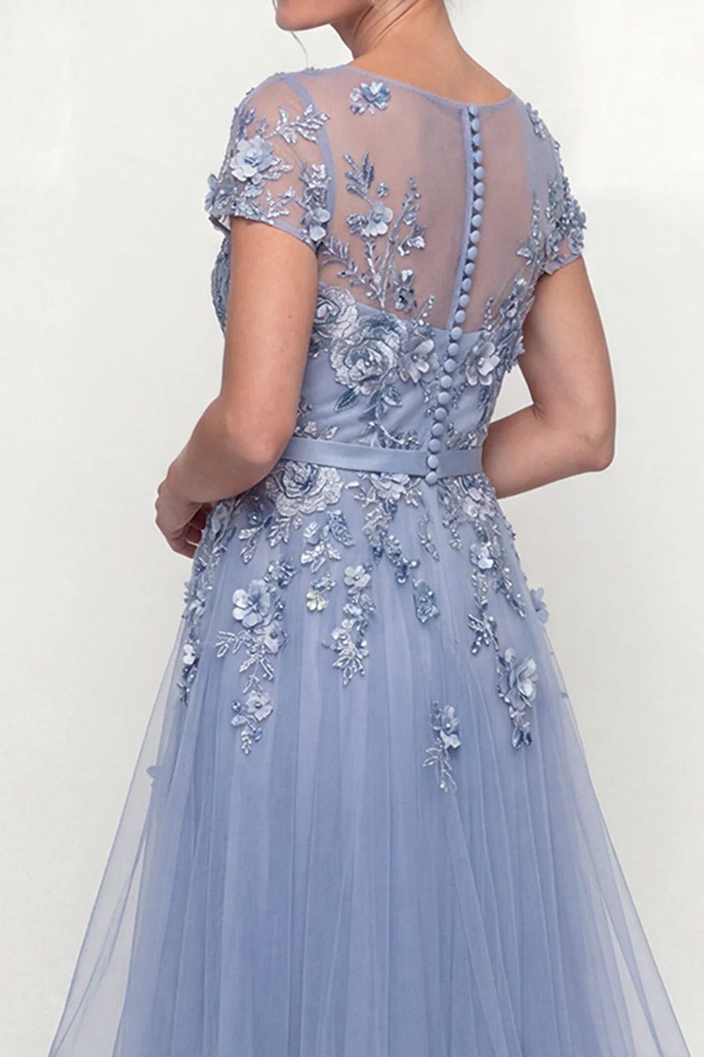 Robe de mère de la mariée brodée en bleu poussiéreux brodée A Line Short Sleeves avec volants - Image 4