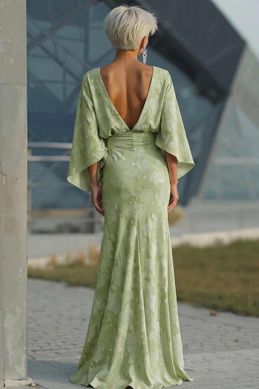 Robe de mère de la mariée en fourreau fleuri vert sauge avec manches évasées - Image 2