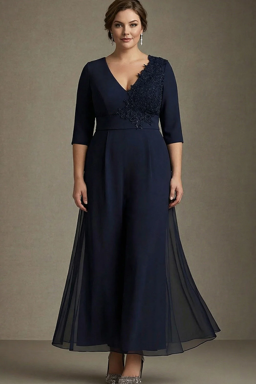 Robe de mère de la mariée en mousseline marine à col en V et chiffon grande taille avec appliques