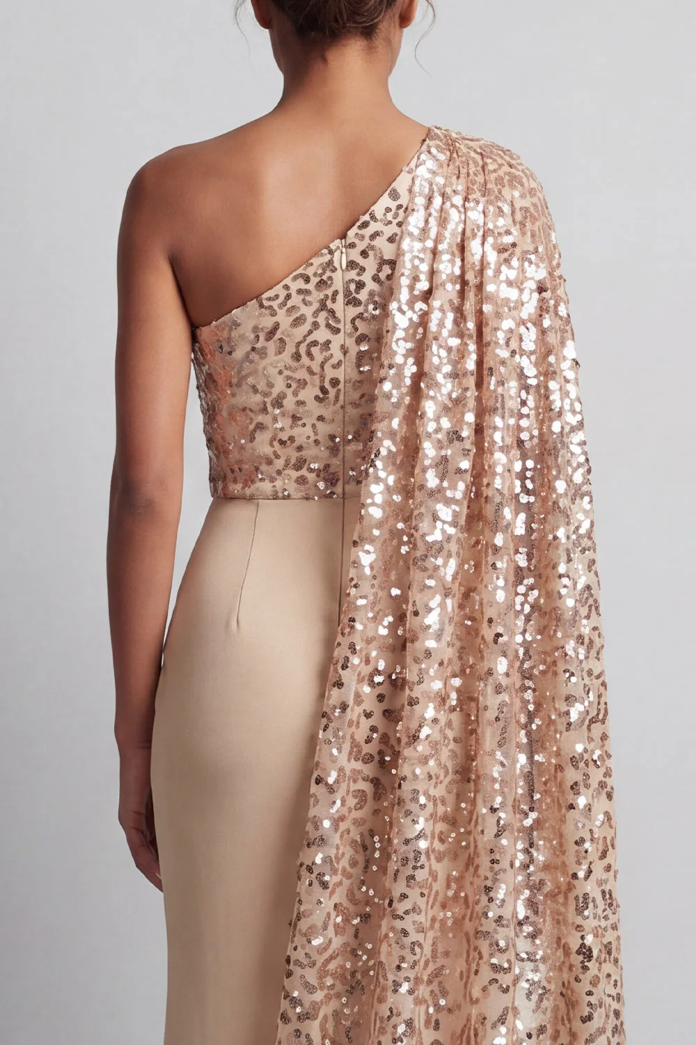 Robe de mère de la mariée en paillettes champagne scintillante sur une épaule avec cape latérale - Image 5