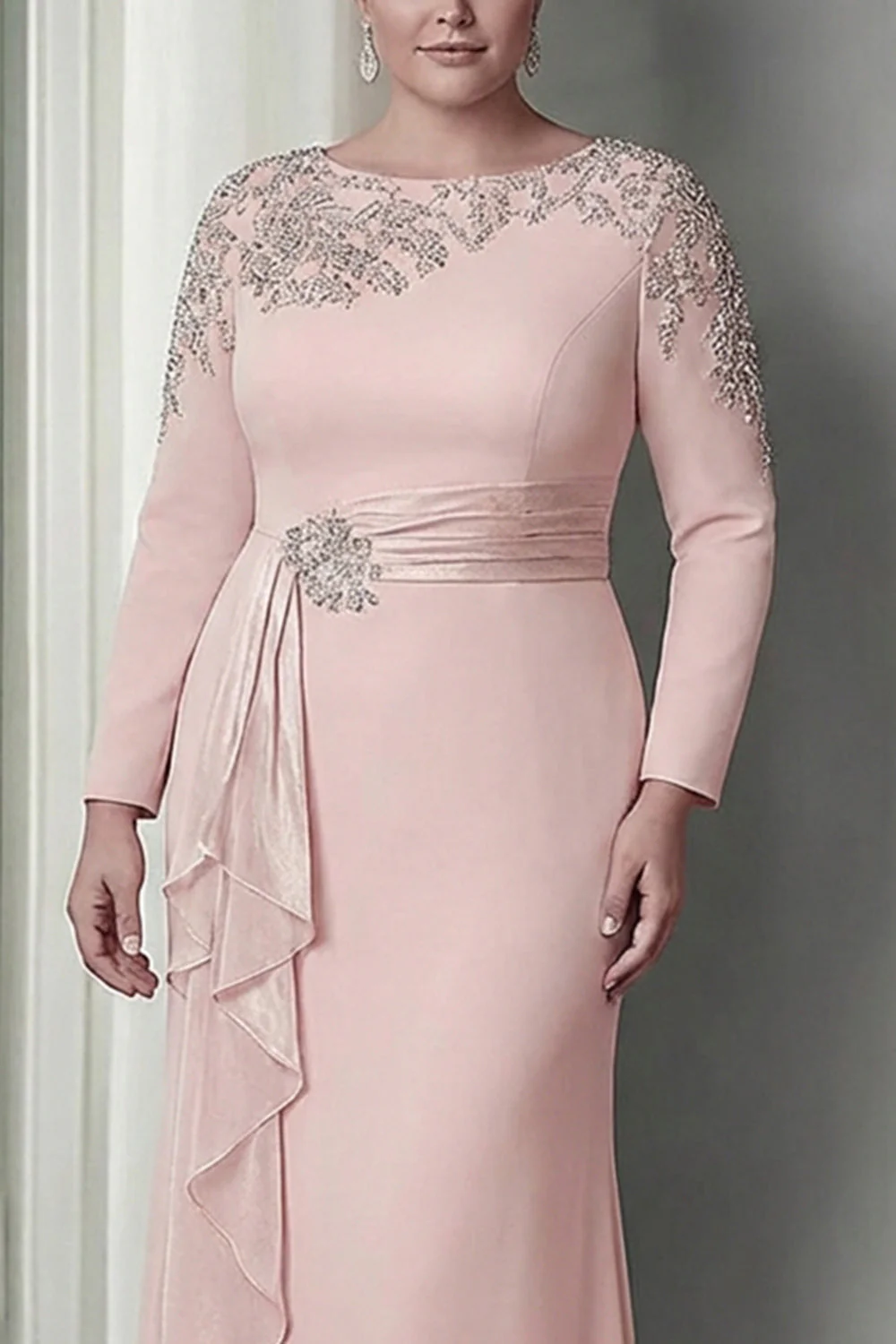 Robe de mère de la mariée en satin à manches longues à fourreau à fardettes à manœuvres - Image 3