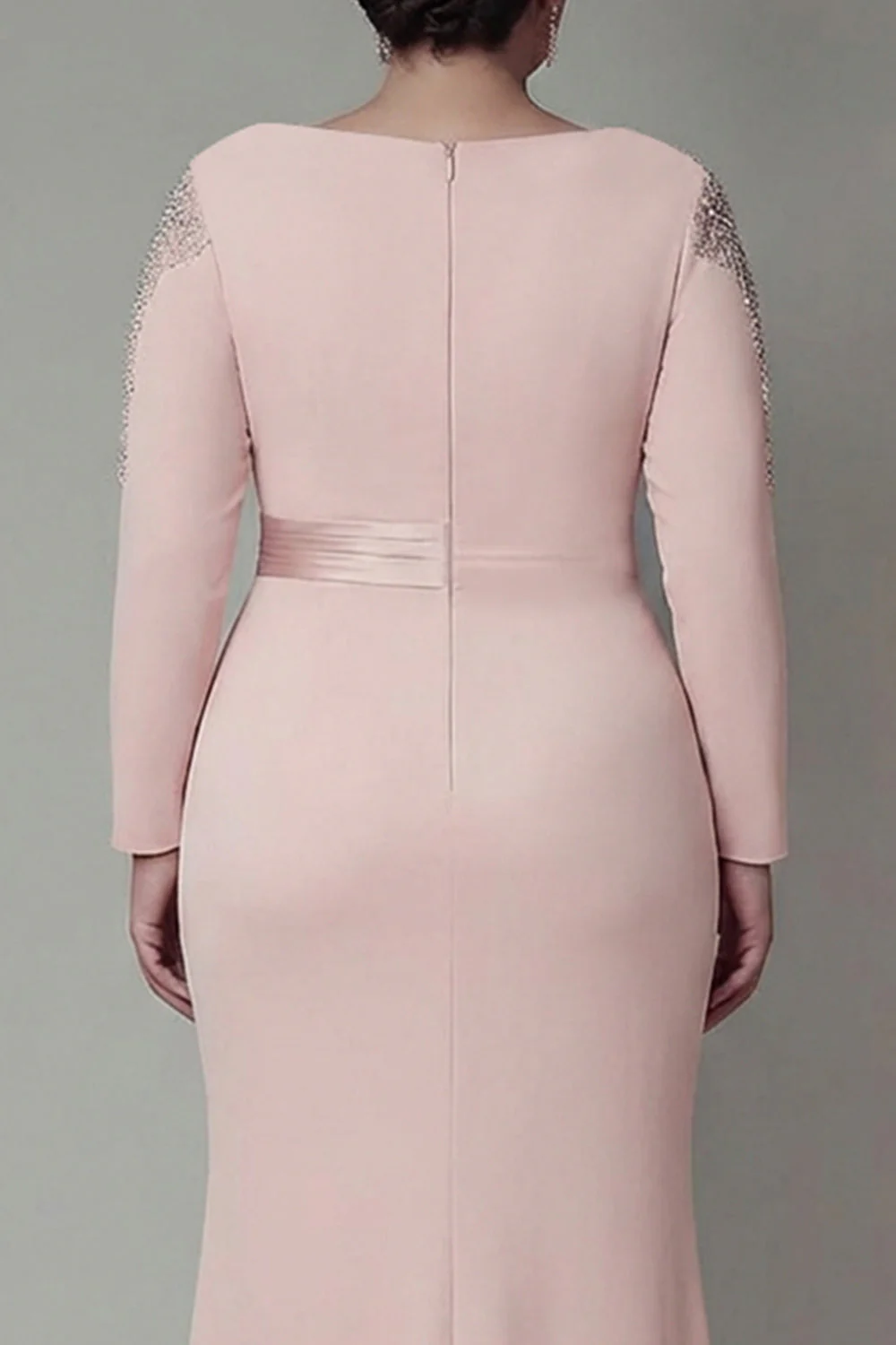 Robe de mère de la mariée en satin à manches longues à fourreau à fardettes à manœuvres - Image 4