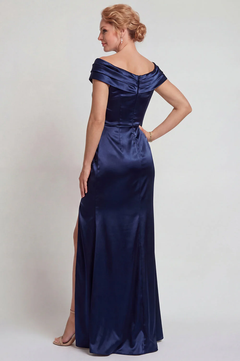 Robe de mère de la mariée en satin bleu marine à épaule décollée - Image 2