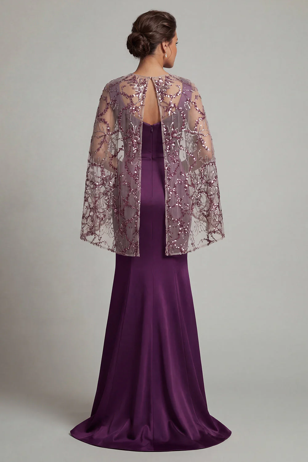 Robe de mère de la mariée en satin en satin violet foncé à col rond avec cape transparente - Image 2