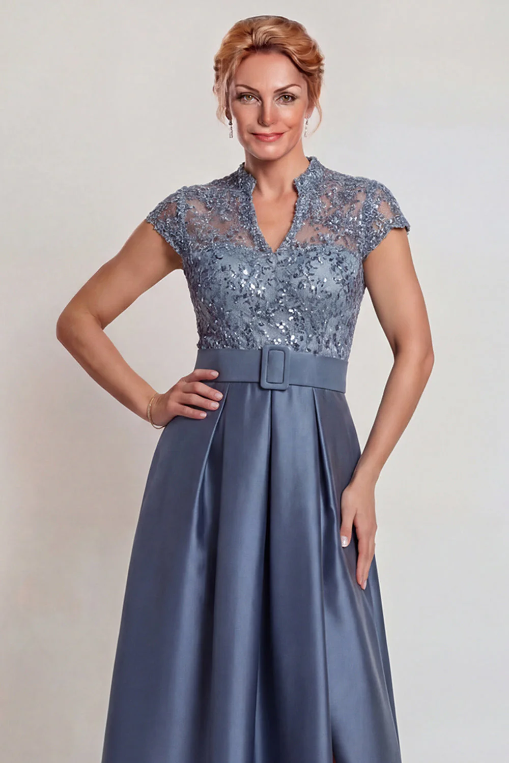 Robe de mère de la mariée en satin gris-bleu appliquée Une robe de mère de mariée avec une fente - Image 3