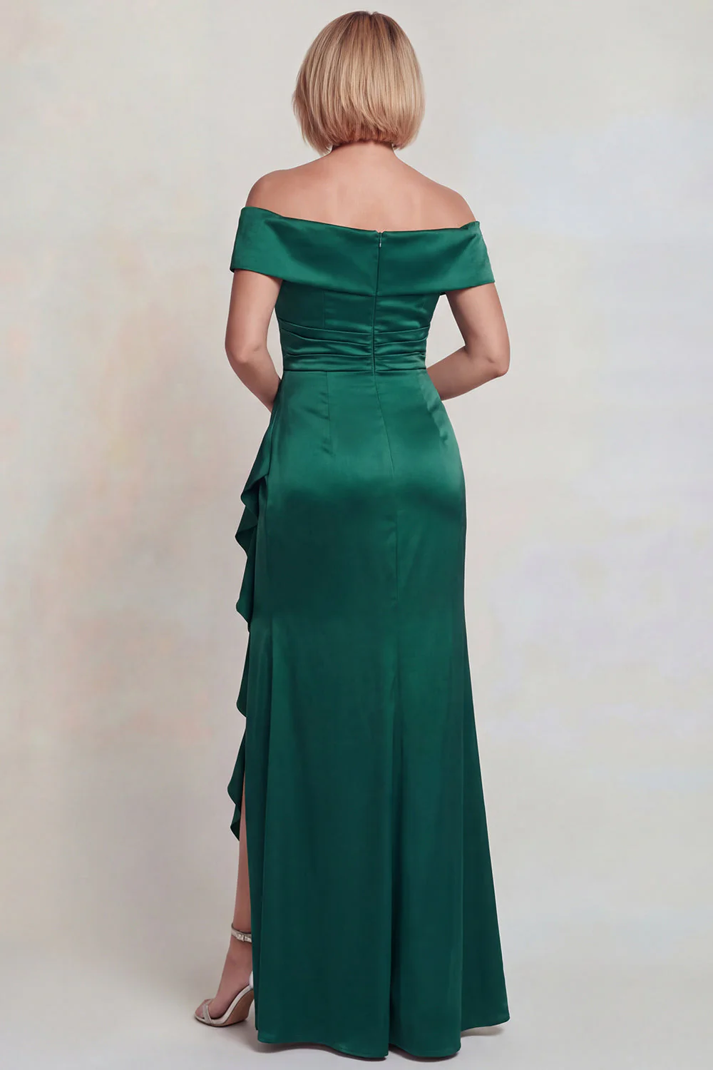 Robe de mère de la mariée en satin vert foncé à volants décollés sur l’épaule - Image 2