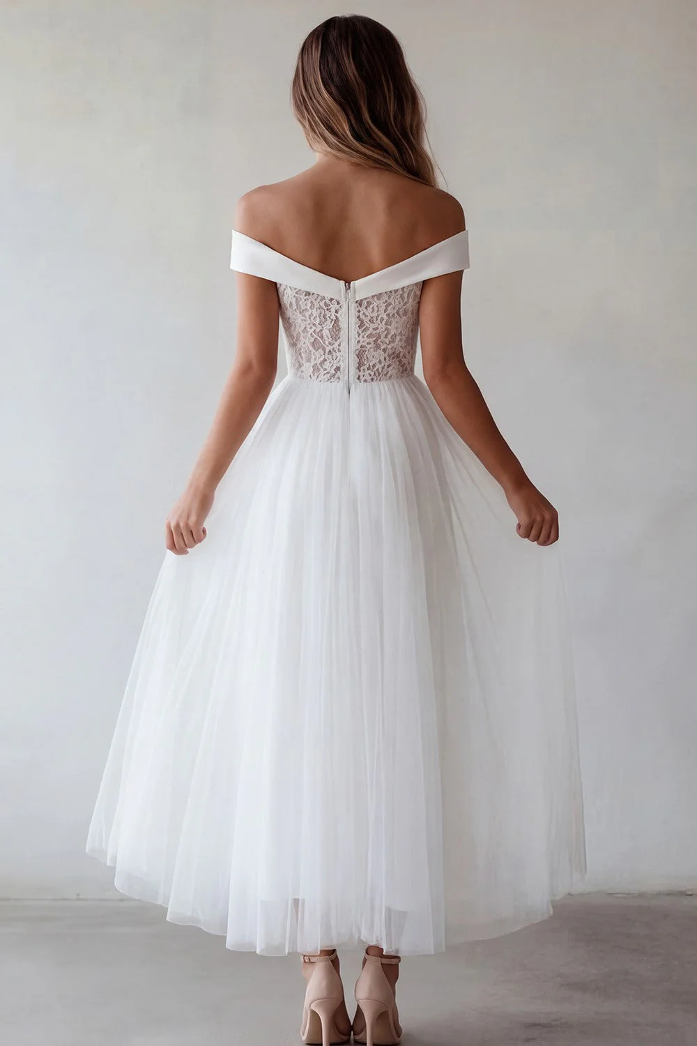 Robe de remise de diplôme longue longue en tulle blanc à épaules décalées avec de la dentelle - Image 2