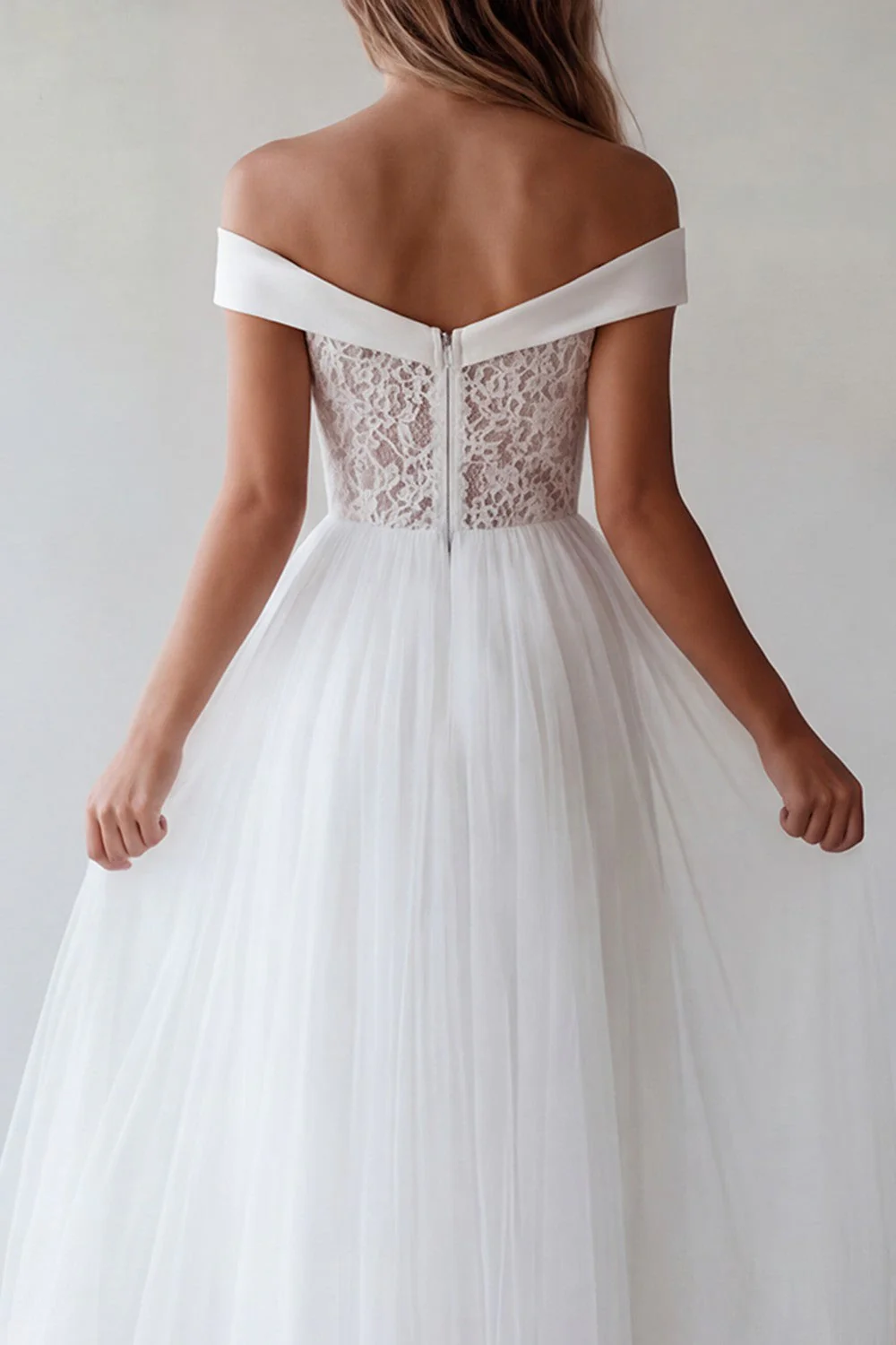 Robe de remise de diplôme longue longue en tulle blanc à épaules décalées avec de la dentelle - Image 4