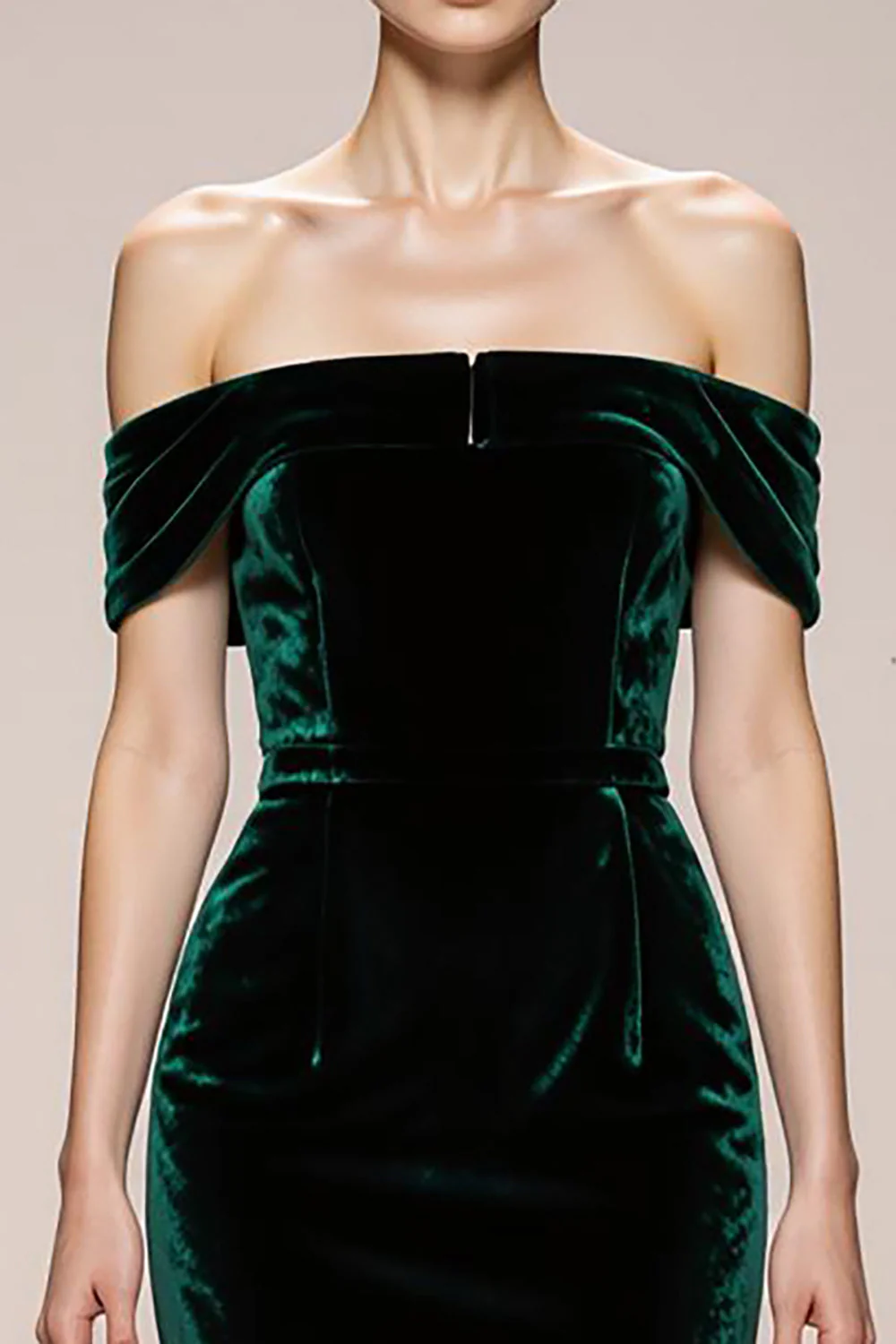 Robe de soirée en velours sirène vert foncé à épaules dénudées - Image 3