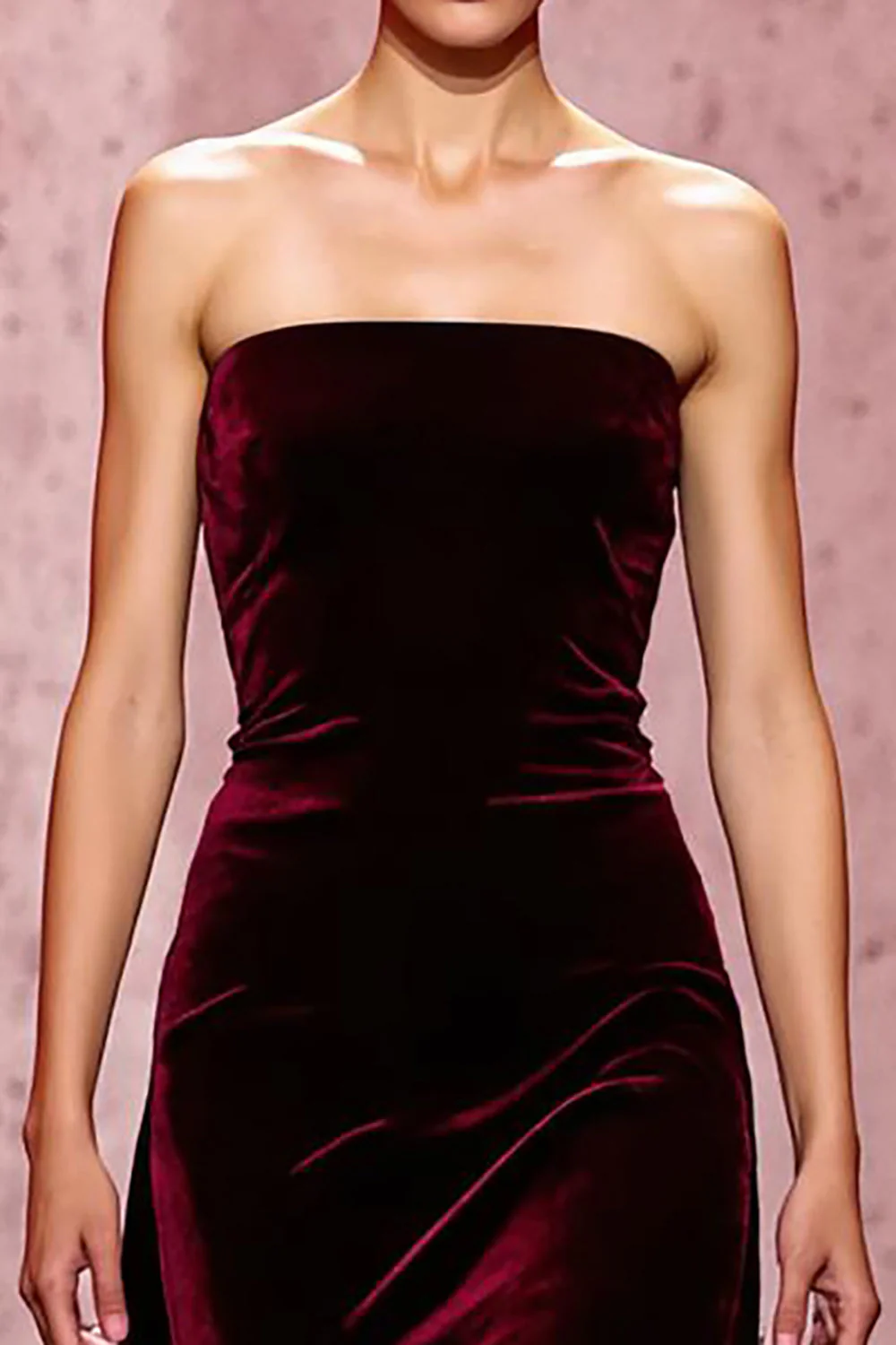 Robe de soirée longue bustier en velours rouge foncé - Image 3