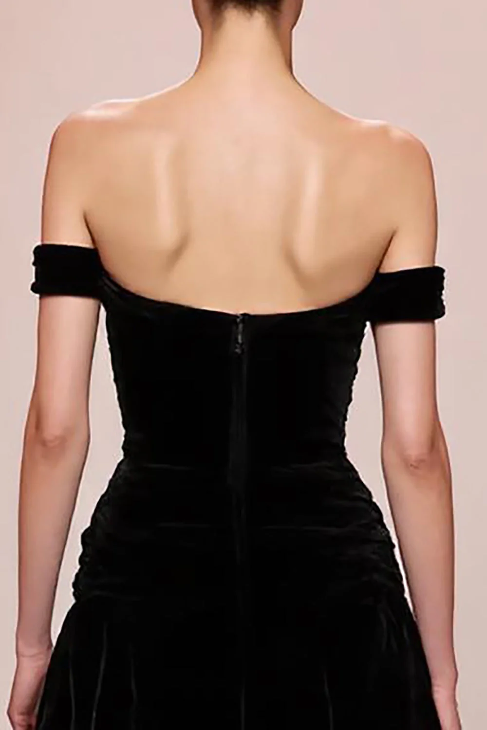 Robe de soirée longue en velours noir à épaules dénudées - Image 4