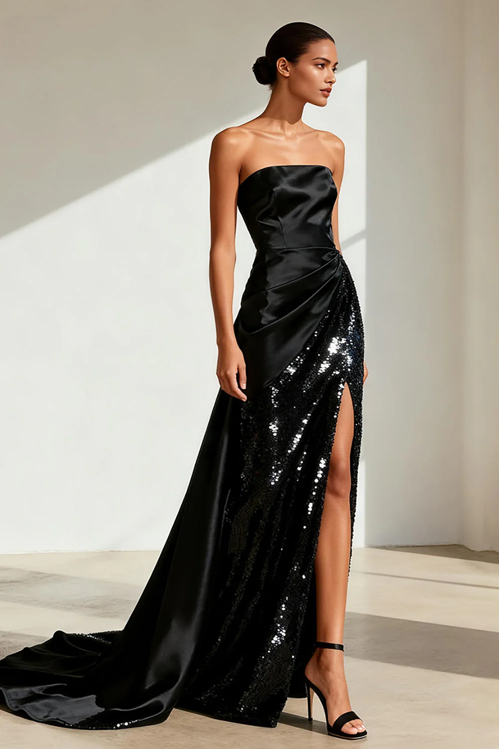 Robe de soirée longue sans bretelles en satin à sequins noire avec fente