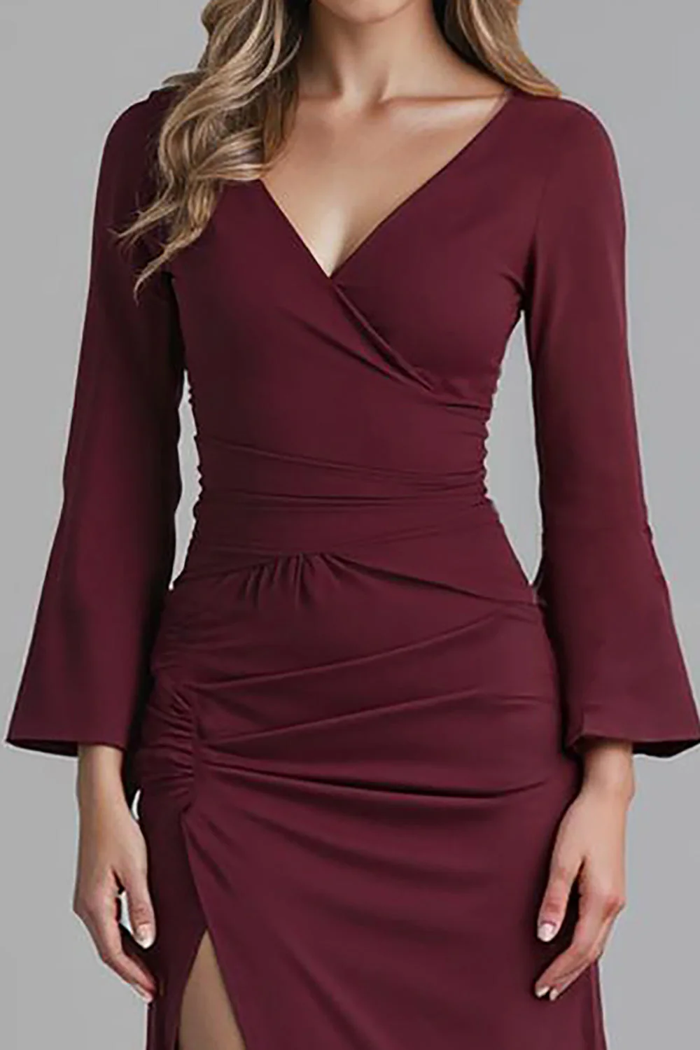 Robe de soirée sirène en satin à col en V rouge foncé avec fente - Image 3
