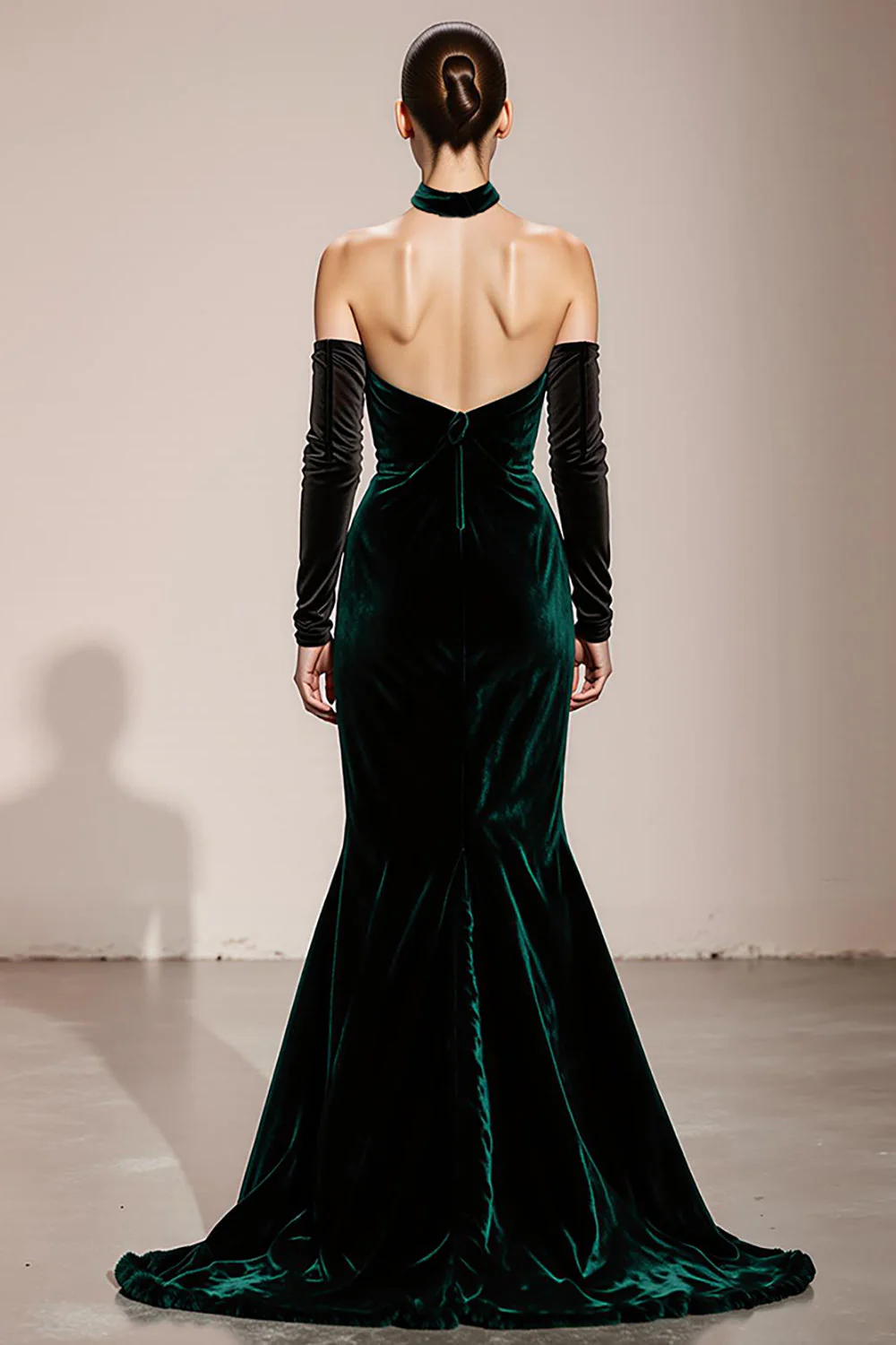 Robe de soirée sirène en velours dos nu vert foncé - Image 2
