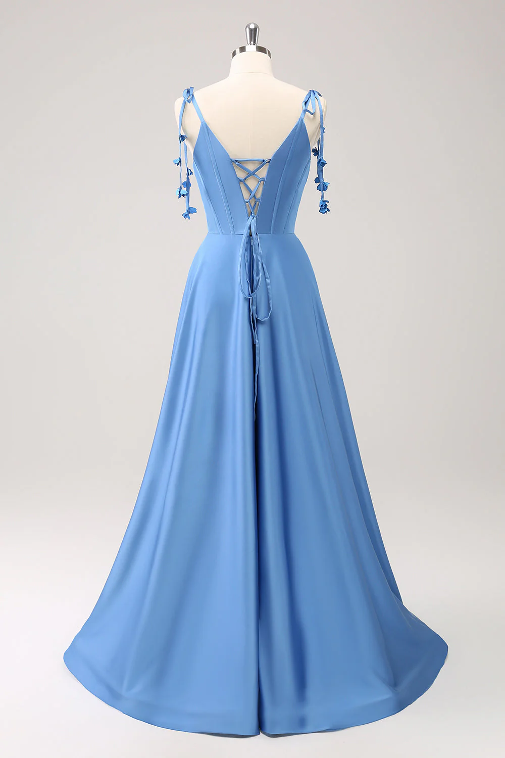 Robe de soirée trapèze bleue en satin à bretelles spaghetti et fente - Image 2