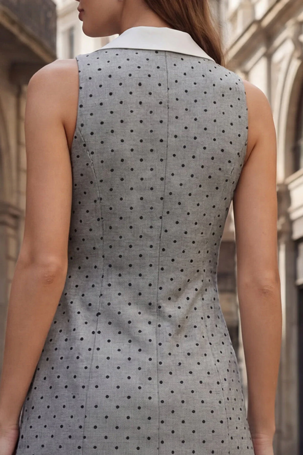Robe de travail courte à pois gris à revers cranté - Image 4
