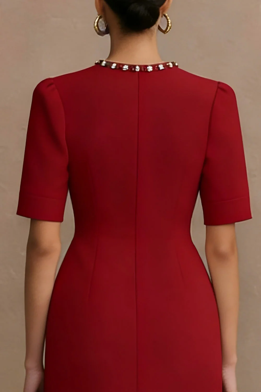 Robe de travail courte bodycon à col rond en satin ivoire avec poches - Image 8