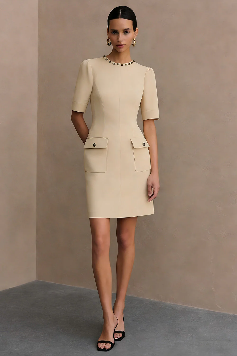 Robe de travail courte bodycon à col rond en satin ivoire avec poches - Image 9