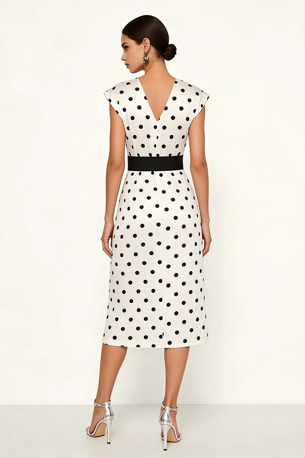 Robe de travail midi blanche à pois noirs à col en V avec ceinture - Image 2