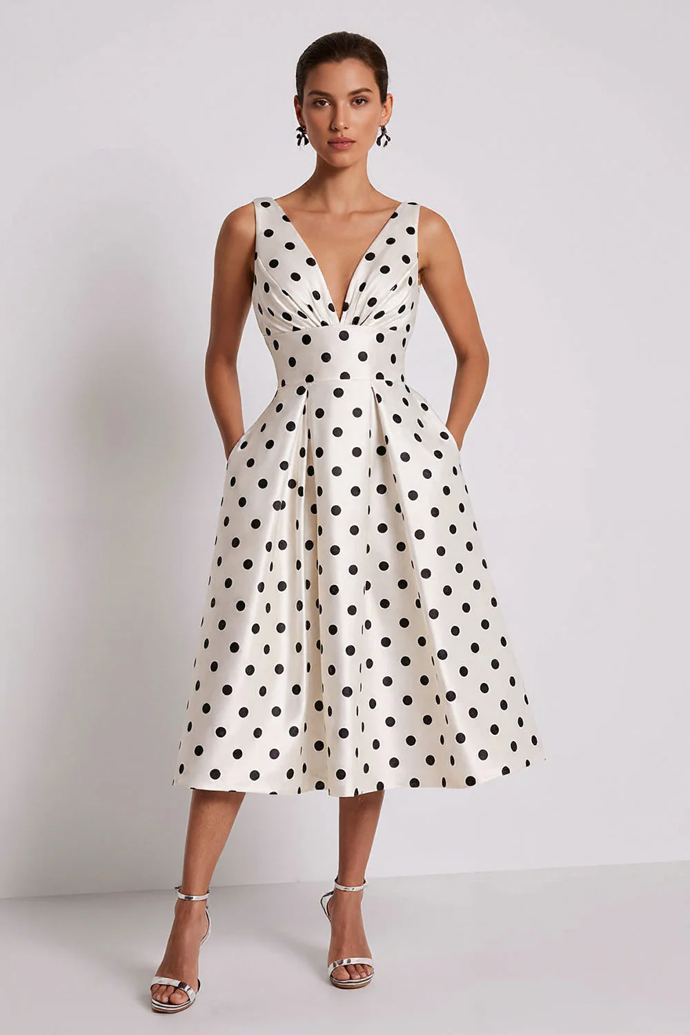 Robe de travail midi blanche à pois noirs à col en V avec poches