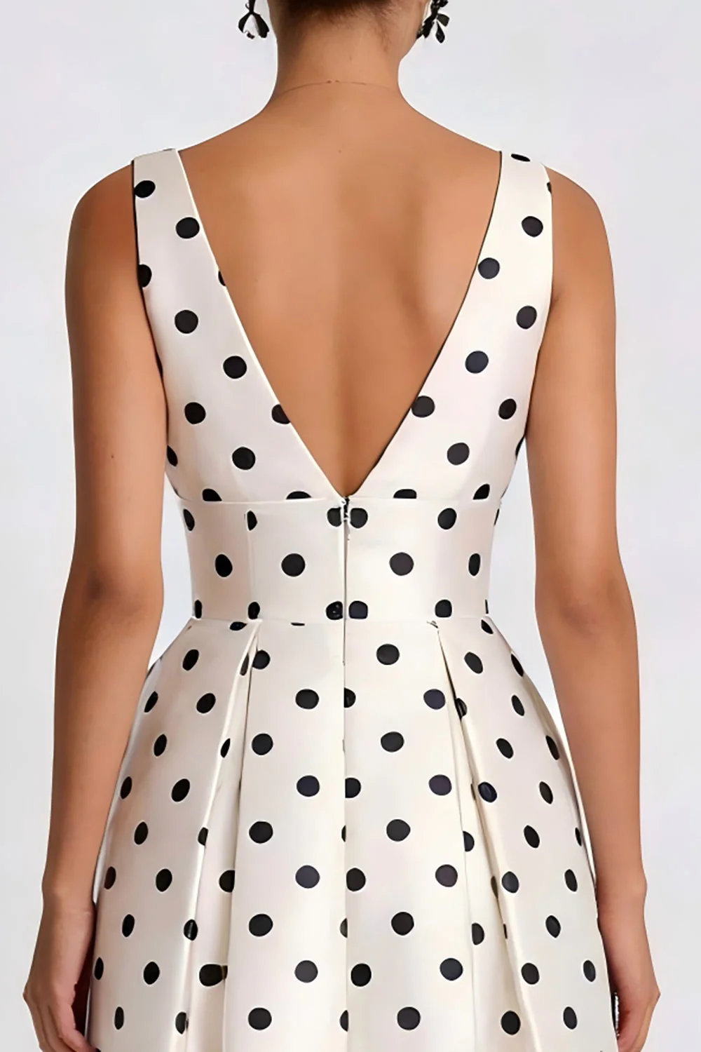 Robe de travail midi blanche à pois noirs à col en V avec poches - Image 4
