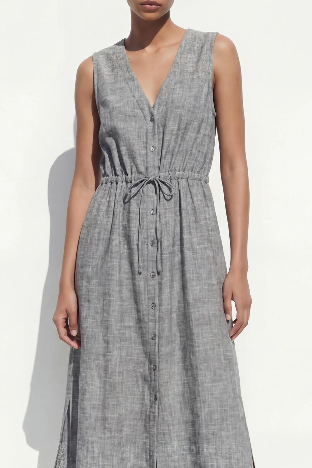 Robe de travail midi grise à col en V simple boutonné avec ceinture - Image 3