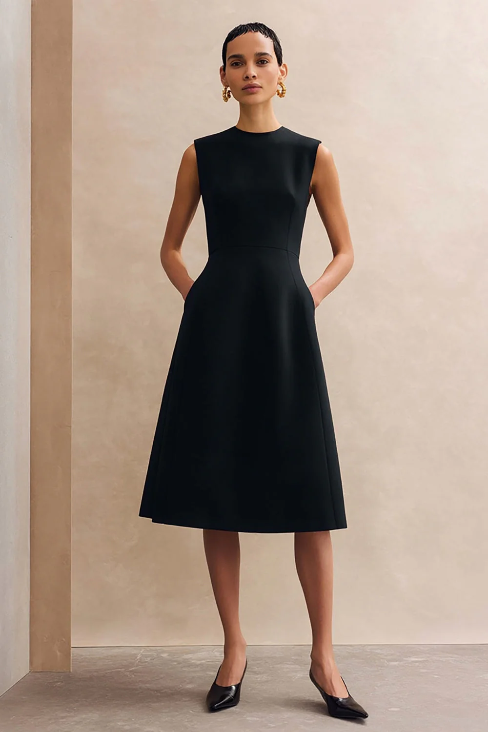Robe de travail midi noire à col rond avec poches
